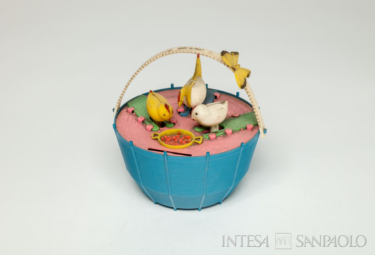 Salvadanaio a forma di cestino con una gallina, un pulcino e un pollastro, anni 1970