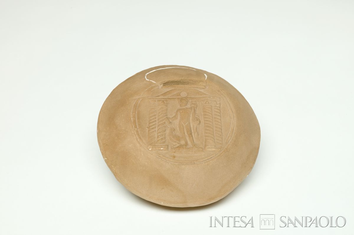 Italia, CARIPLO (autore riproduzione), salvadanaio di forma lenticolare, riproduzione di opera fittile di età romana, 1970 ca.