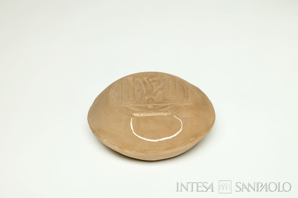 Italia, CARIPLO (autore riproduzione), salvadanaio di forma lenticolare, riproduzione di opera fittile di età romana, 1970 ca.