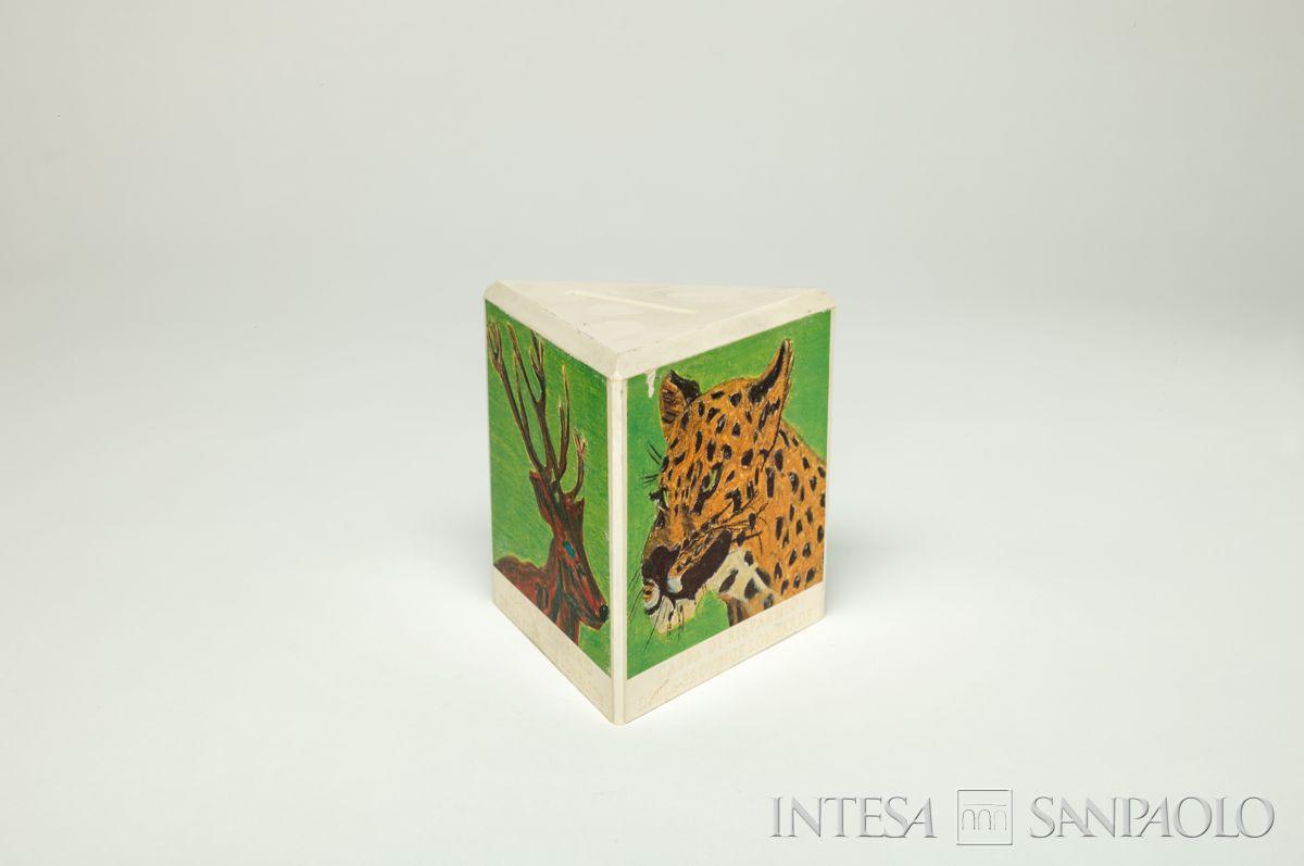 Italia, CARIPLO, salvadanaio geometrico illustrato con figure animali, anni 1970