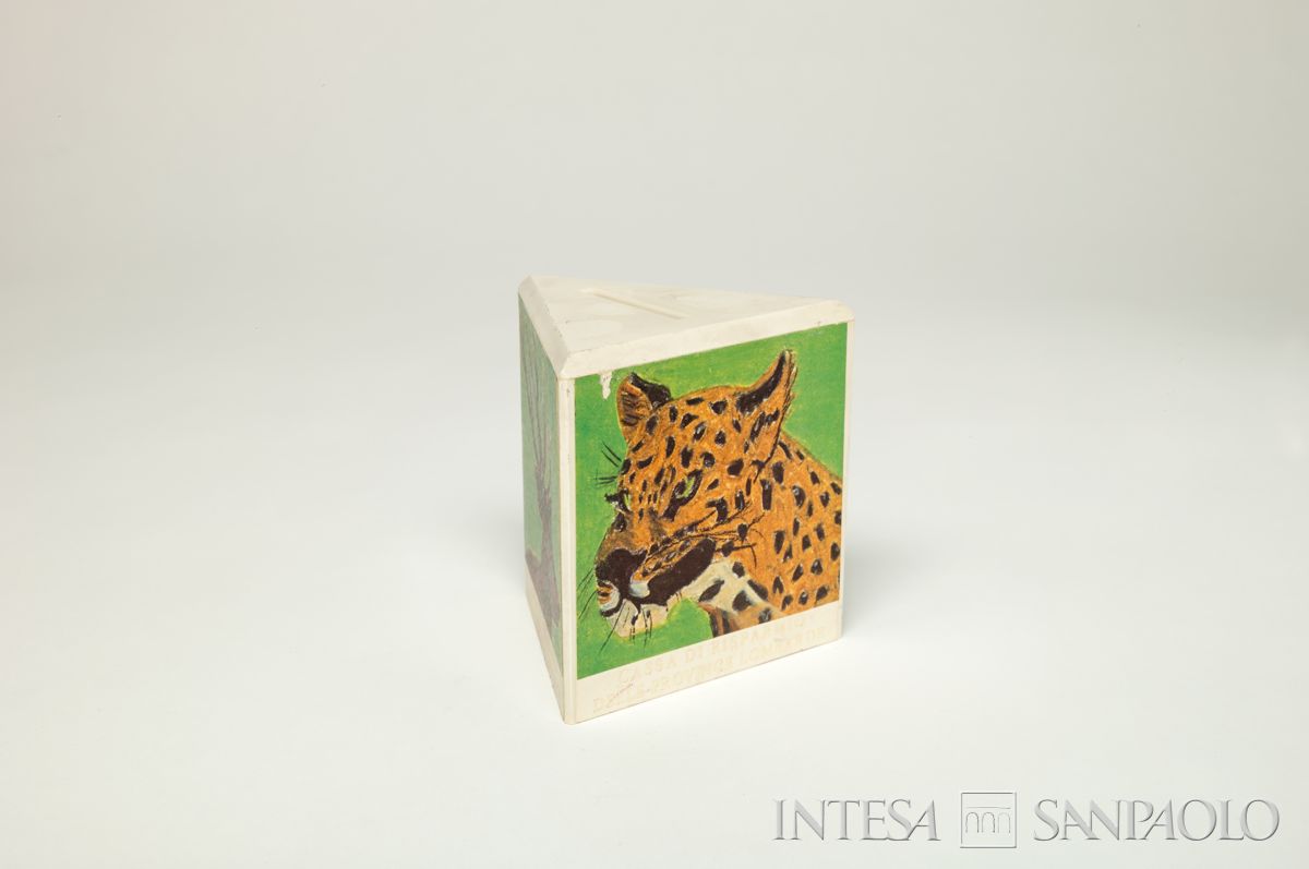 Italia, CARIPLO, salvadanaio geometrico illustrato con figure animali, anni 1970