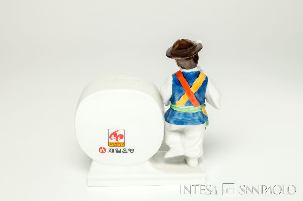 Corea del Sud,  제일은행 - Korea First Bank, salvadanaio a forma di suonatore di Pungmul, 1989 (Art Crafts)