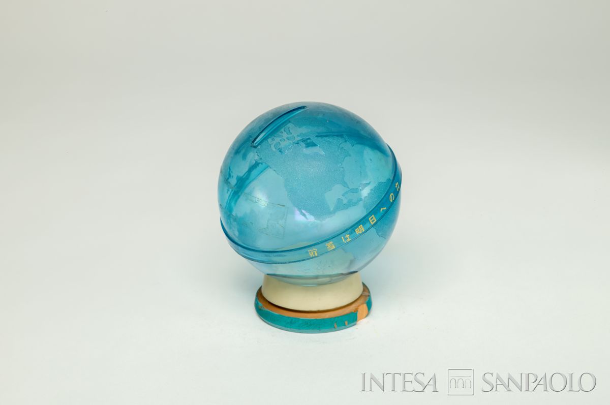 Giappone, salvadanaio a forma di globo, o mappamondo, anni 1960