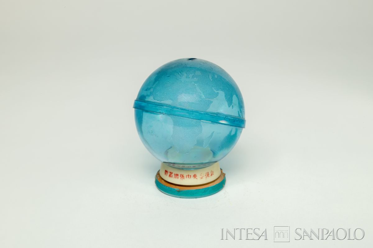 Giappone, salvadanaio a forma di globo, o mappamondo, anni 1960