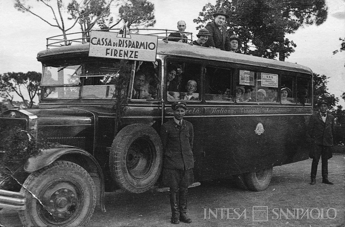 Cassa di Risparmio di Firenze, gita degli impiegati con il "torpedone", 1934 (fotografo sconosciuto)