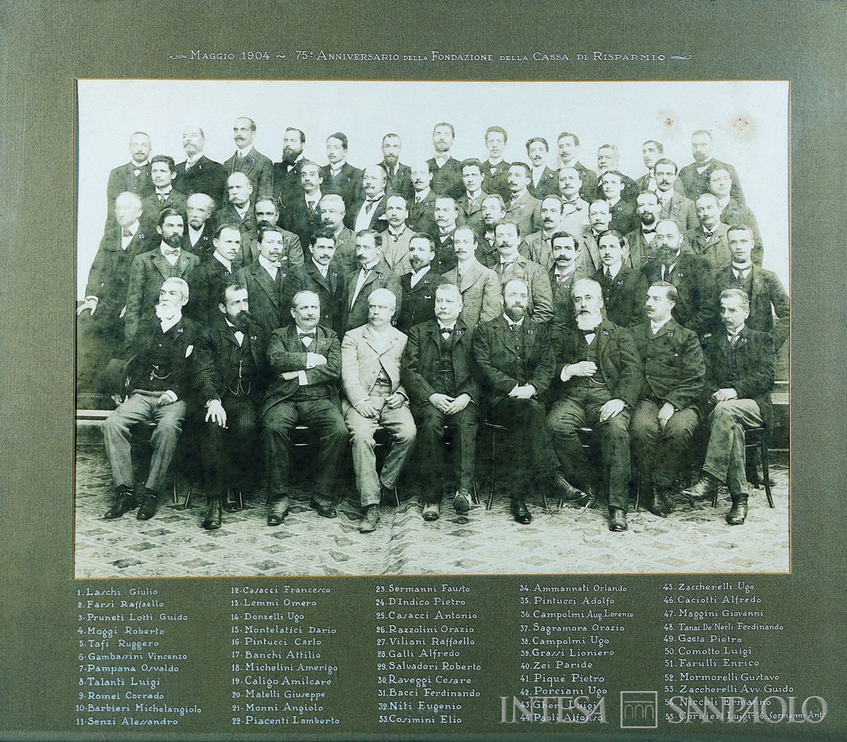 Cassa di Risparmio di Firenze, il personale della sede centrale in occasione del 75° anniversario di fondazione, maggio 1904 (fotografo sconosciuto)