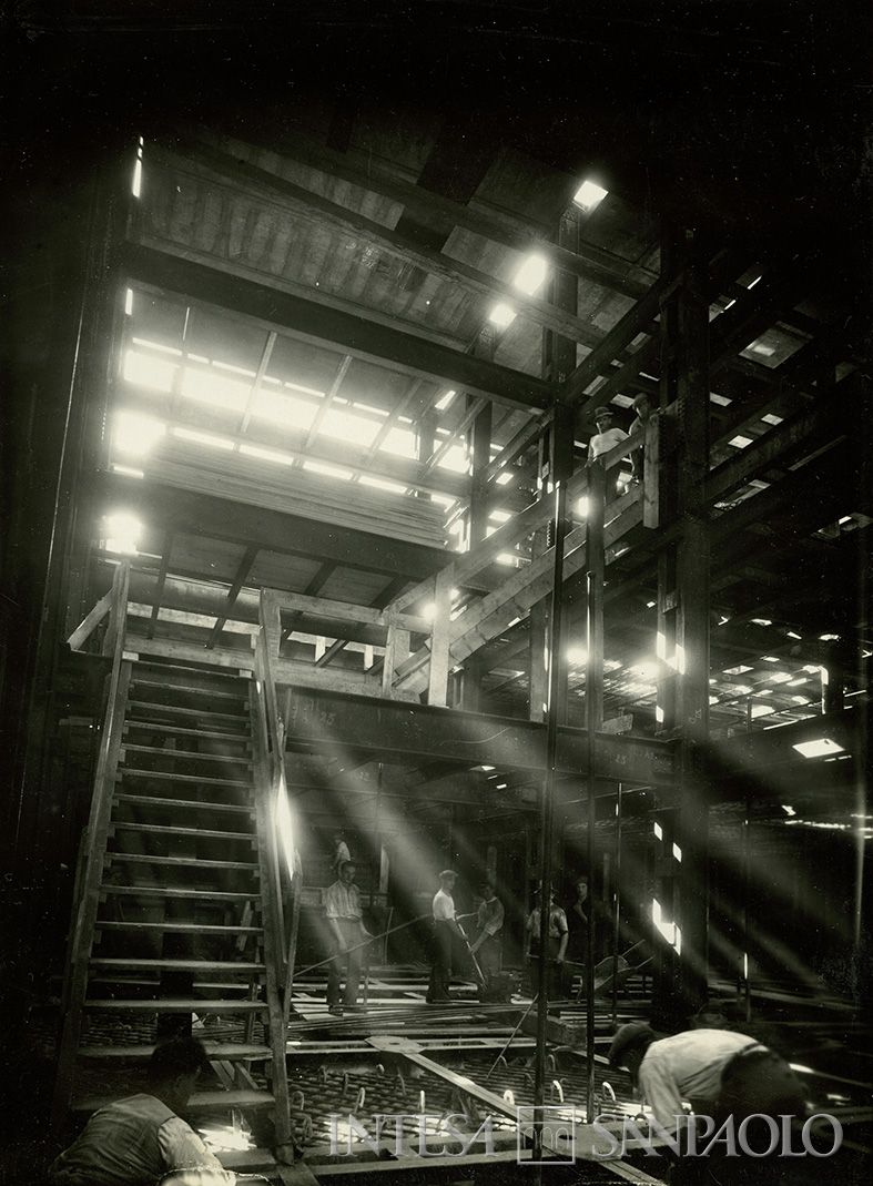Riccardo Paganini, vista all'interno dello scafo metallico, cuore d'acciaio della nuova  sede della Cariplo in via Verdi a Milano, 13 agosto 1937
