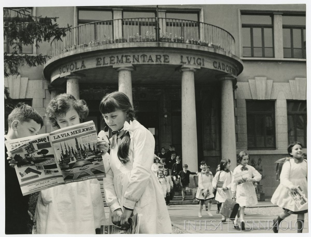 Publifoto, bambini posano per un servizio commissionato dalla Cariplo sul giornalino di propaganda del risparmio «La via Migliore», aprile 1965