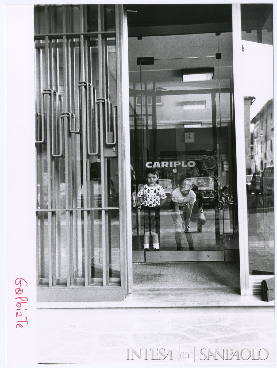 Senza autore [dipendente?], dettaglio dell'accesso della filiale Cariplo di Galbiate, anni 70