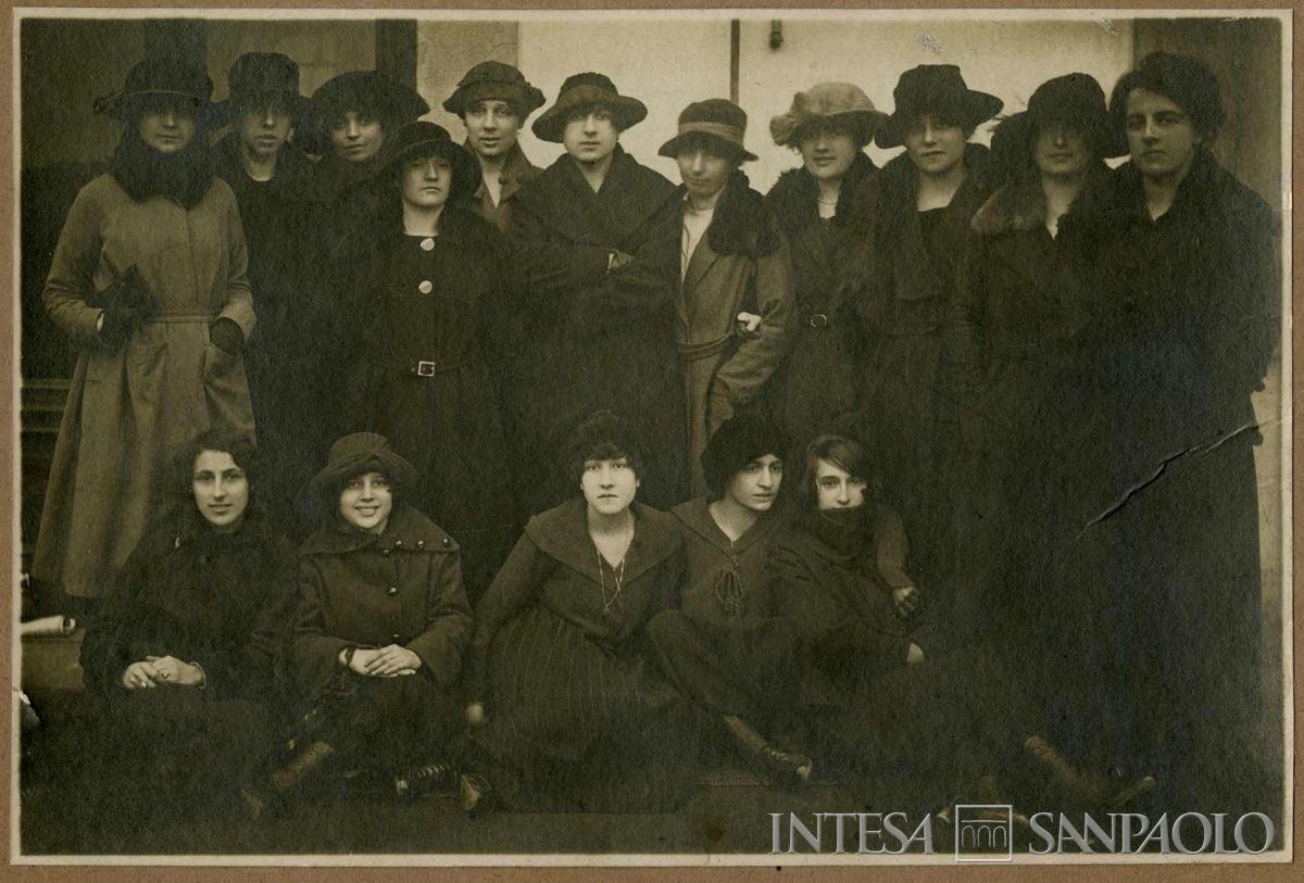 Impiegate della Banca Commerciale Italiana della filiale di Torino, 1916. Studio fotografico T. Marchetti, Torino