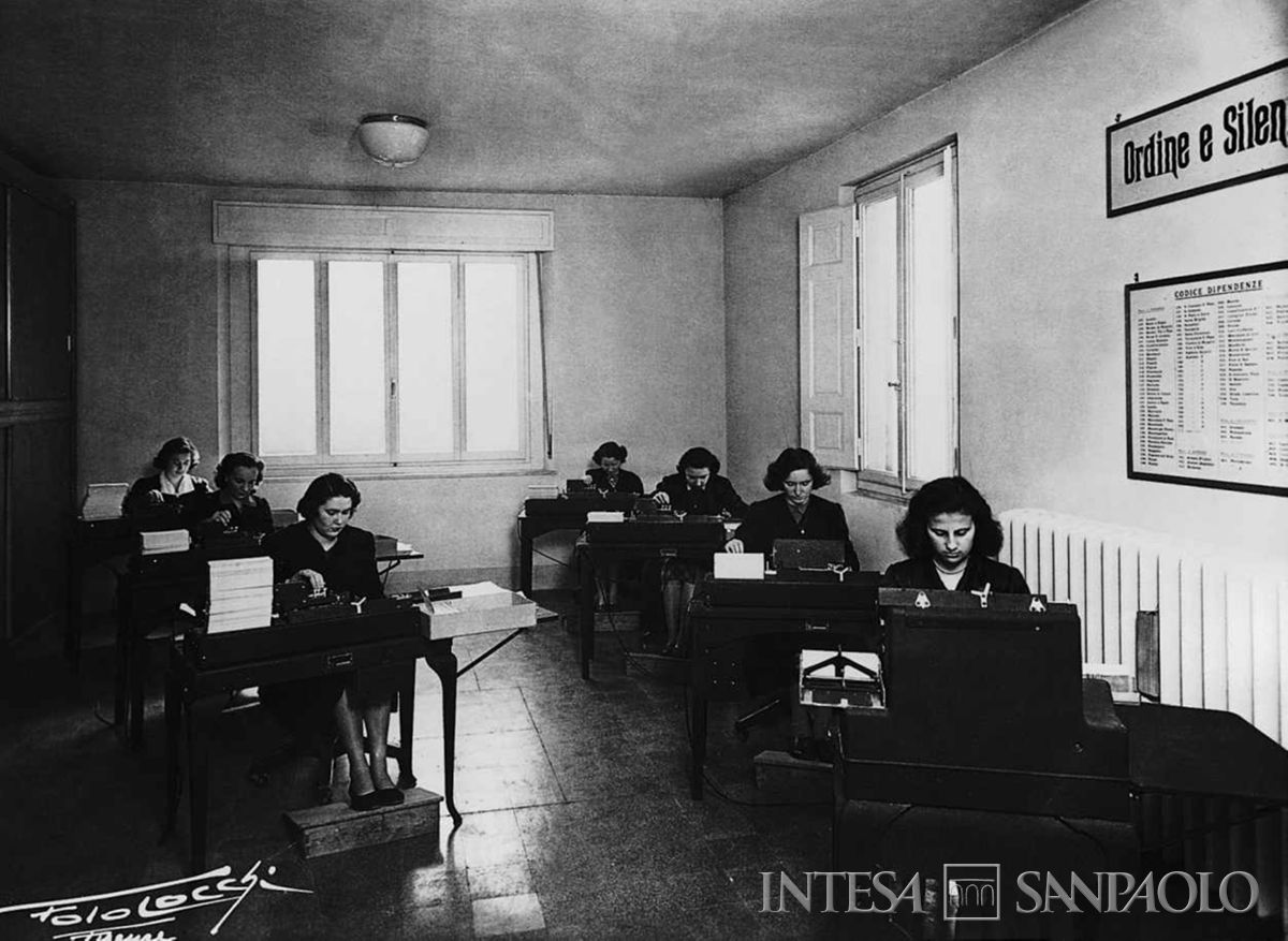 Impiegate della Cassa di Risparmio di Firenze, 1949. Foto Locchi