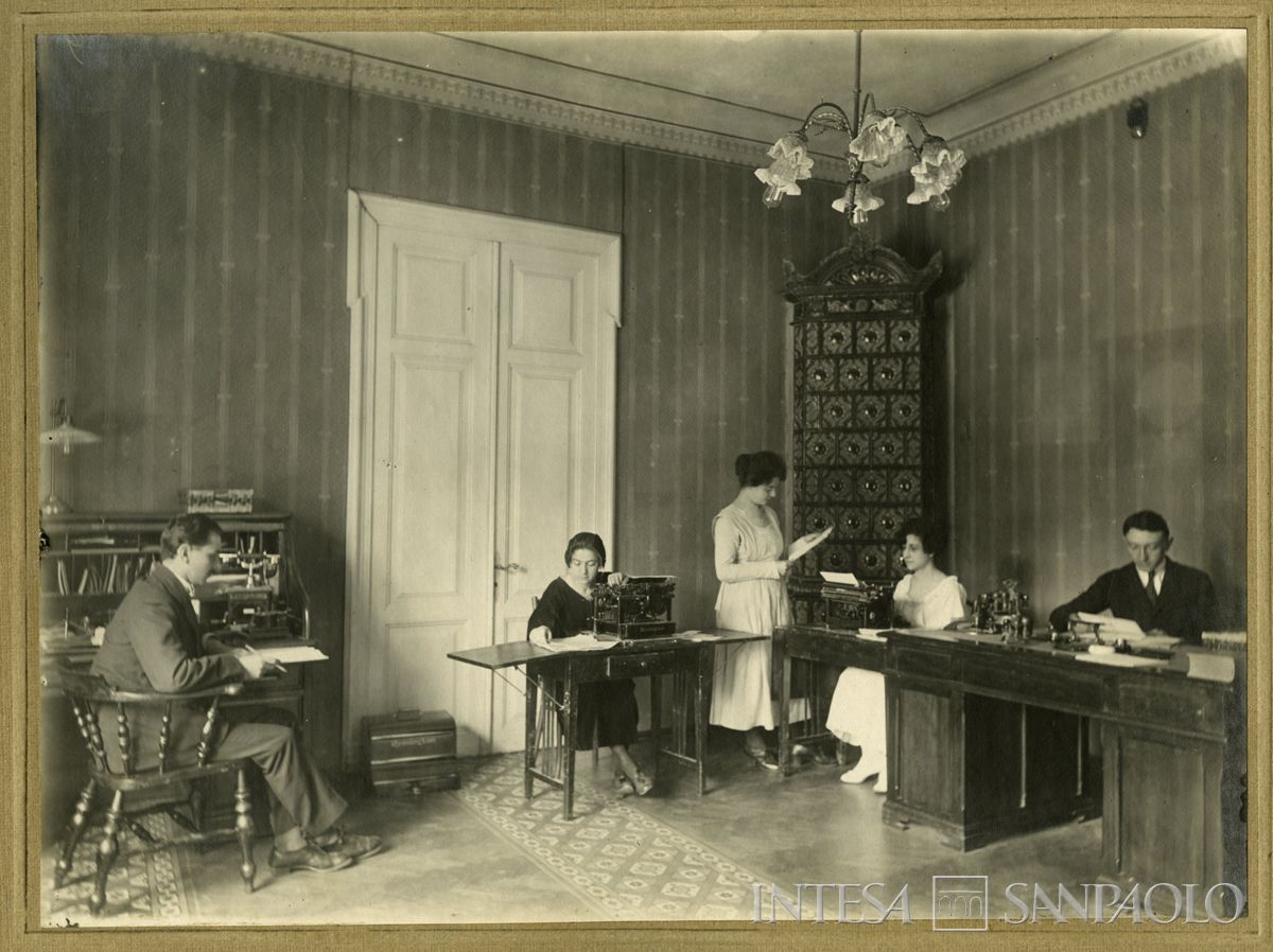 Personale della Banca Commerciale Italiana e Romena, succursale di Braila, 1921 circa. Fotografo sconosciuto
