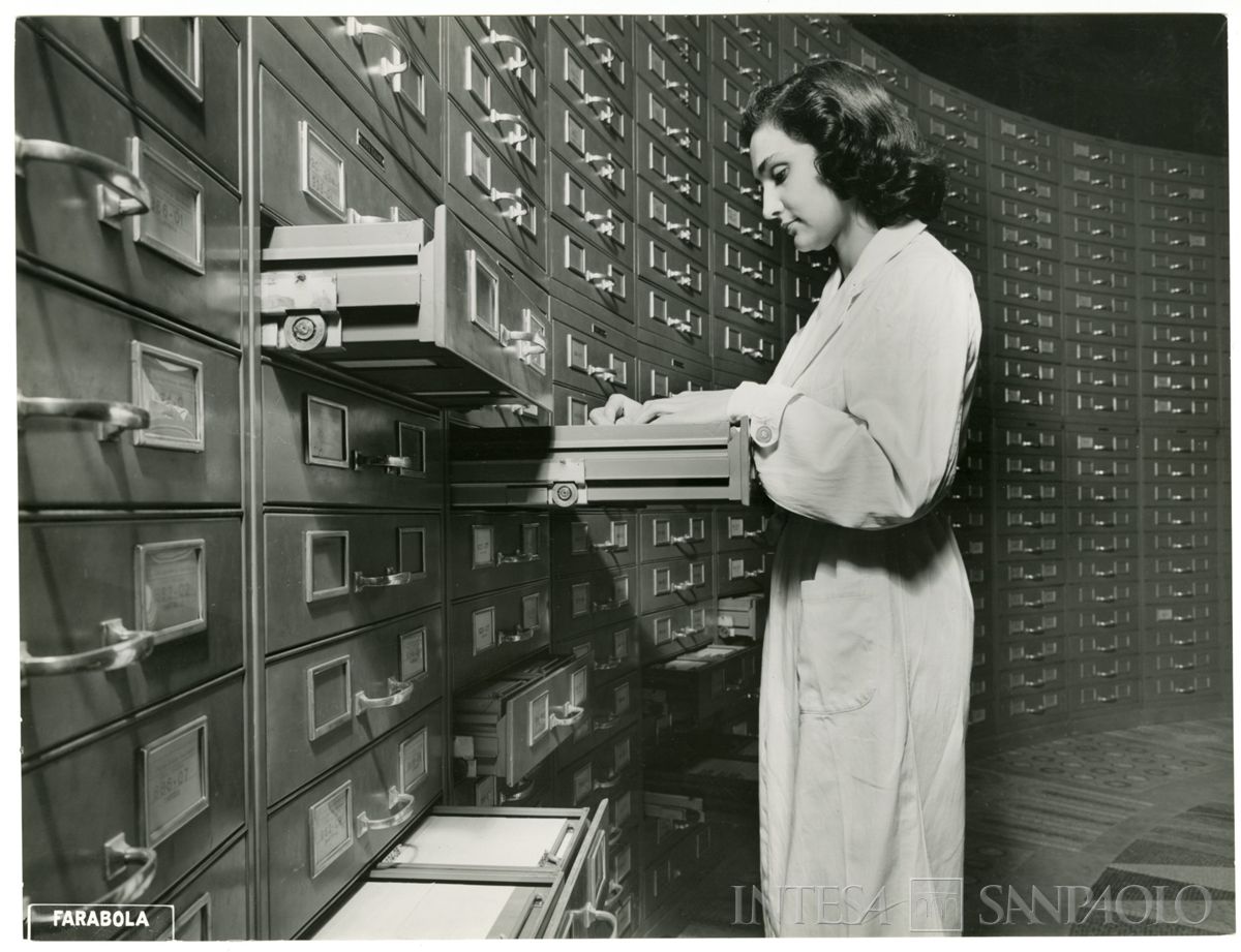 Impiegata nell'archivio delle schede perforate della Cariplo, Milano, 1952. Foto di Farabola