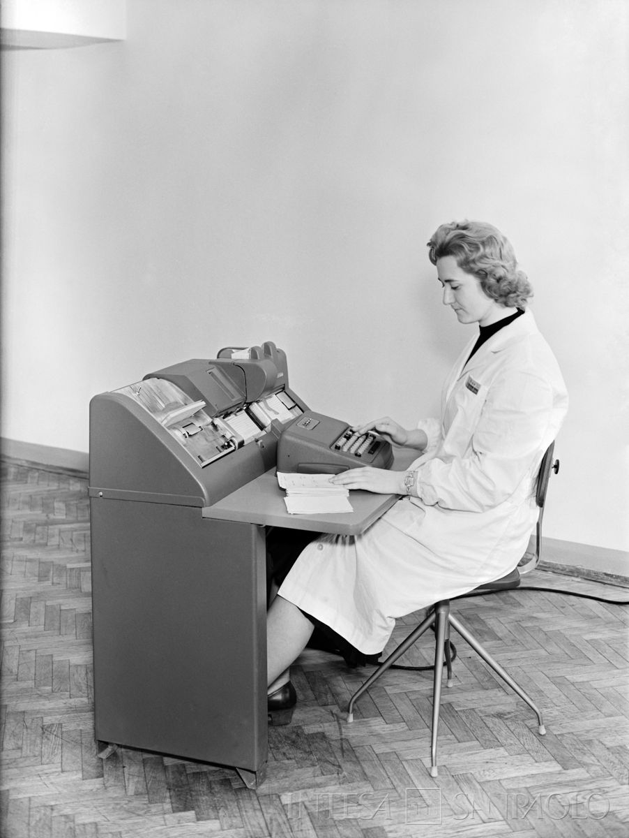 Impiegata della Banca Cattolica del Veneto, primi anni Sessanta. Fotografia di Cinecolorfoto Tapparo & Trentin