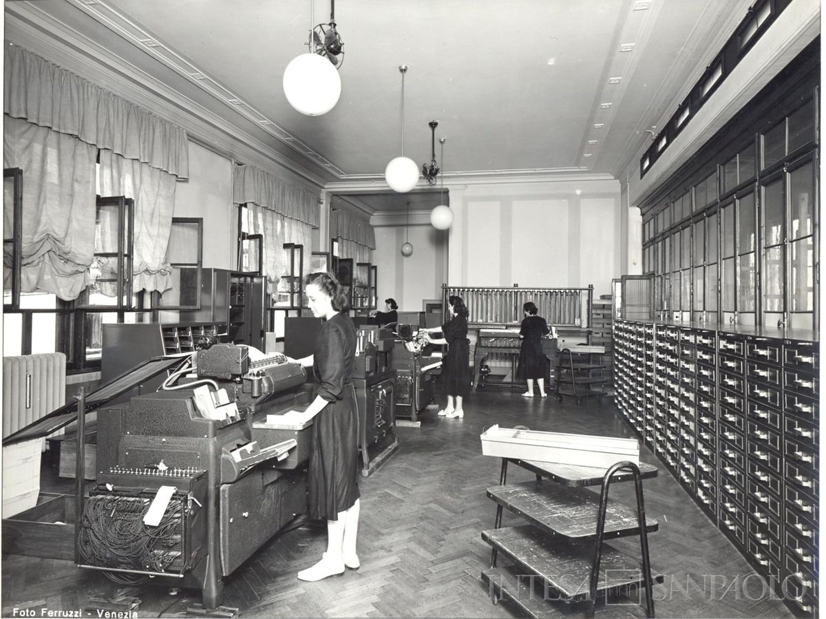 Impiegata del Centro meccanografico della Cassa di Risparmio di Venezia, 1962. Fotografia di Ferruzzi