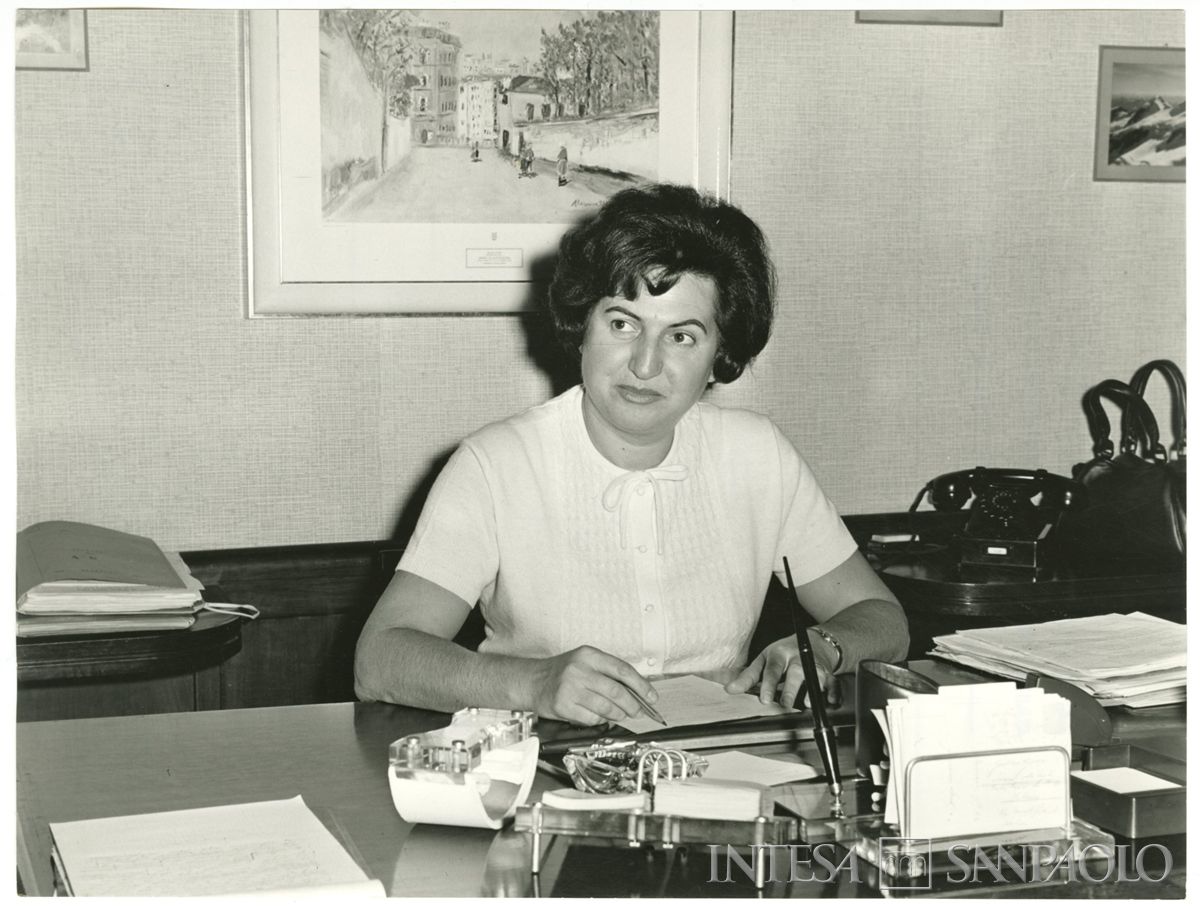 Prima dirigente donna della Cariplo, 1966. Fotografia di Publifoto