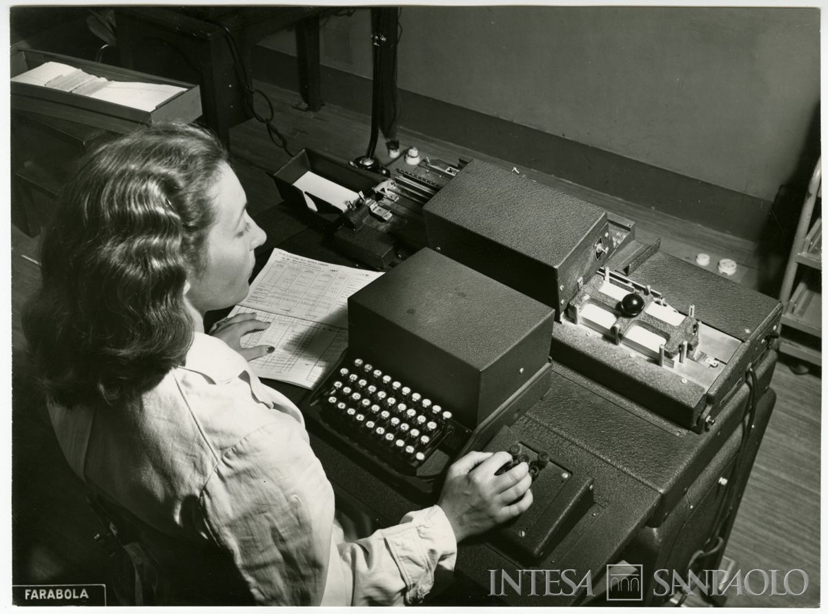 Impiegata della Cariplo alla compilazione delle schede perforate, Milano, 1952. Foto di Farabola