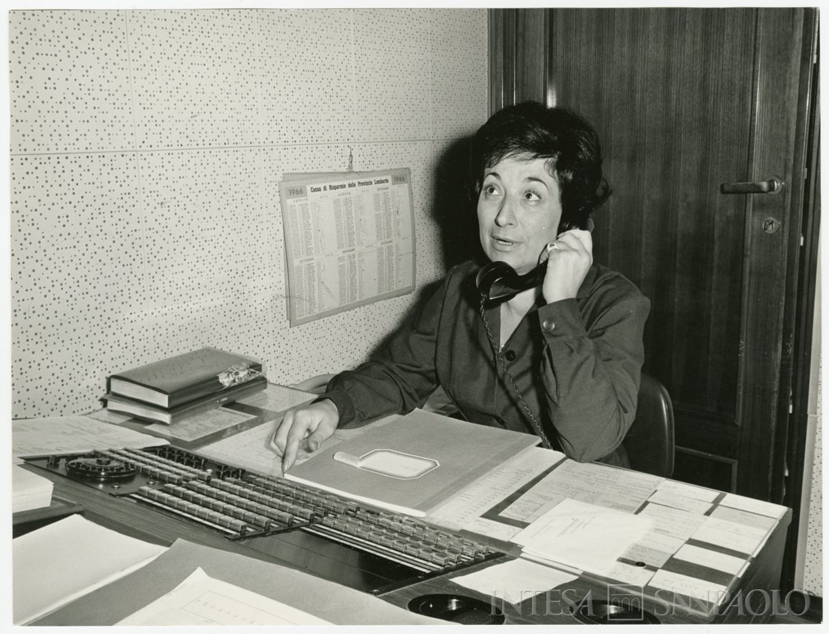 Addetta al centralino telefonico della Cariplo, 1966. Fotografia di Publifoto