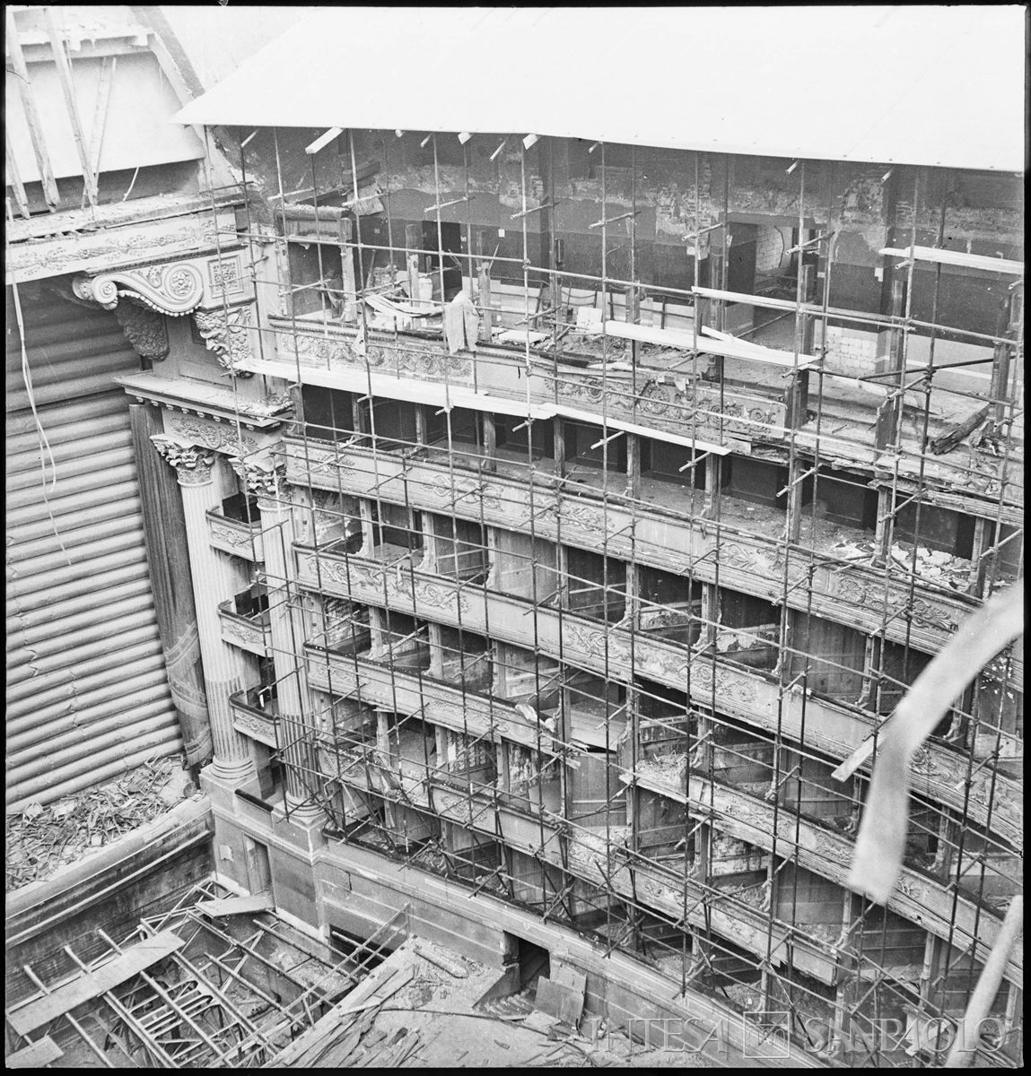 Scorcio dell'interno del Teatro alla Scala di Milano gravemente danneggiati dal crollo del tetto durante i bombardamenti, 16 agosto - 31 agosto 1943  (Publifoto)
