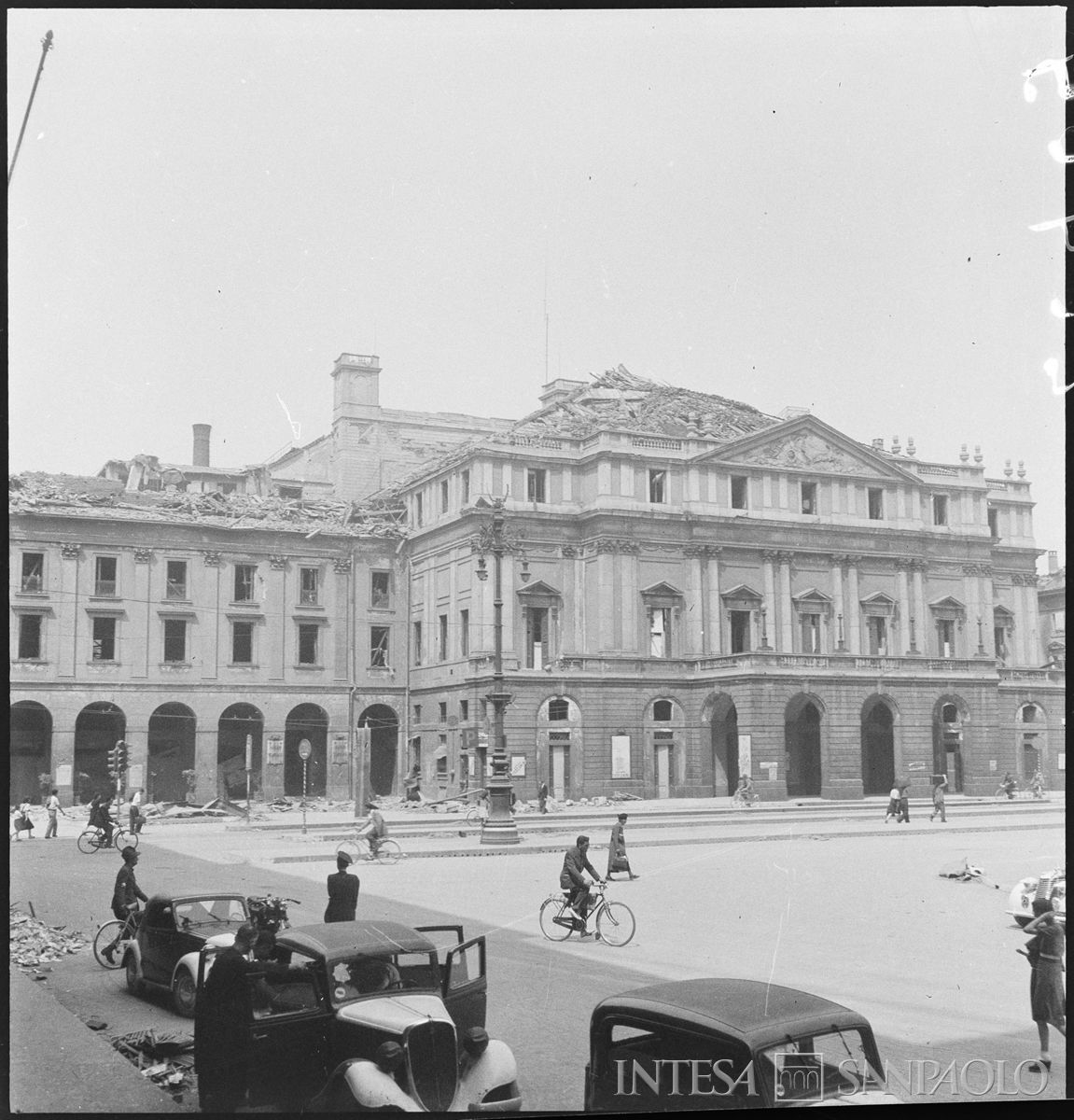 Veduta esterna del Teatro alla Scala di Milano, gravemente danneggiato dai bombardamenti che hanno causato anche il crollo del tetto, 16 agosto - 31 agosto 1943 (Publifoto)
