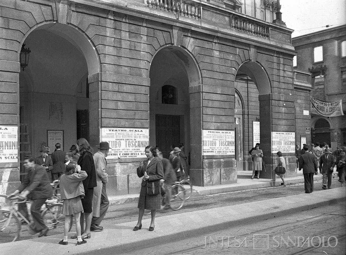 Esterno del Teatro alla Scala: sulle colonne della galleria delle carrozze sono visibili i manifesti per il concerto di Arturo Toscanini in occasione della riapertura del Teatro, 10 maggio 1946 (Publifoto)