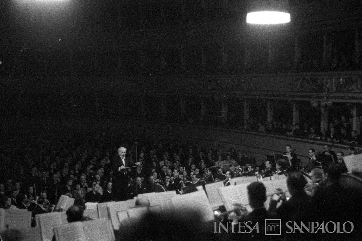 Un momento del primo concerto di Arturo Toscanini in occasione dell'inaugurazione del Teatro alla Scala ricostruito dopo i bombardamenti, 11 maggio 1946 (Publifoto)