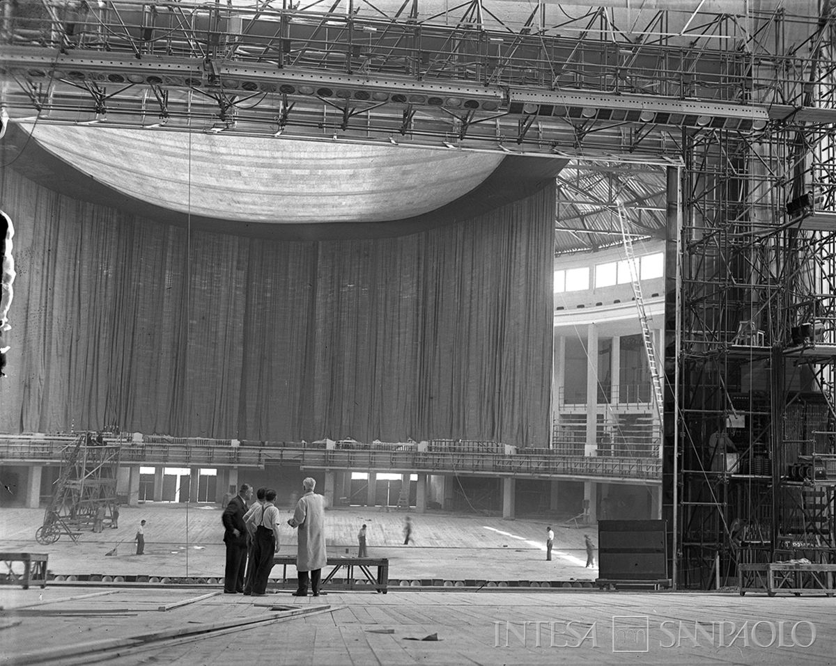 Allestimento del palcoscenico per la stagione estiva del Teatro alla Scala presso il Palazzo dello Sport (padiglione della Fiera di Milano), 20 luglio 1946 (Publifoto)