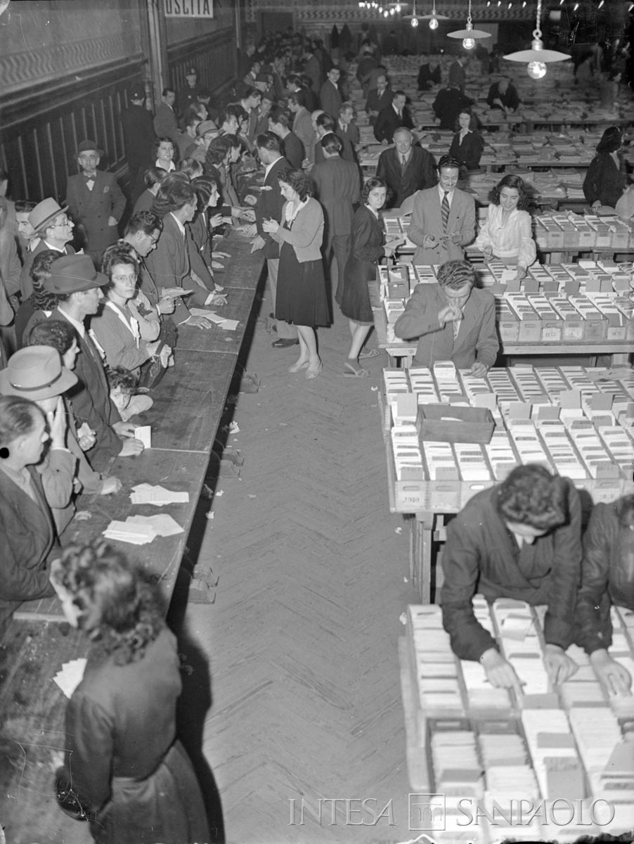 Ultimi preparativi, in vista del referendum istituzionale per scegliere tra Repubblica o Monarchia, all'ufficio elettorale presso il Castello Sforzesco di Milano, maggio 1946 (Publifoto)