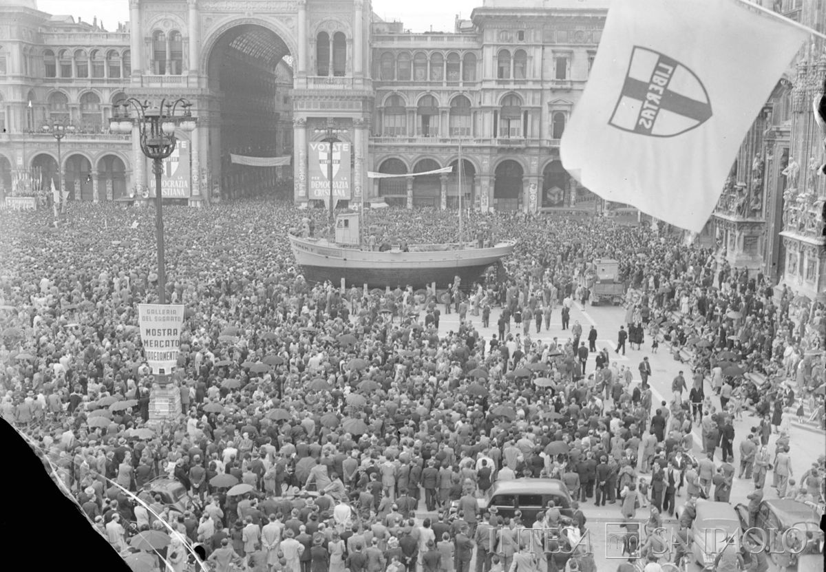 Comizio del presidente del Consiglio Alcide De Gasperi, alla vigilia del referendum istituzionale per scegliere tra Repubblica o Monarchia, in piazza Duomo a Milano gremita di folla, 31 maggio 1946 (Publifoto)
