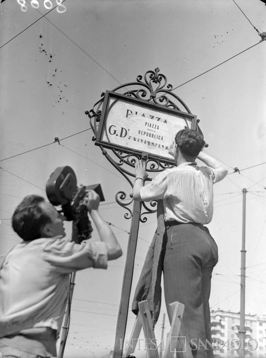 Un sostenitore della Repubblica ripreso, da un uomo con cinepresa, mentre cambia il nome di piazza Gabriele D'Annunzio in piazza della Repubblica, giugno 1946 (Publifoto)