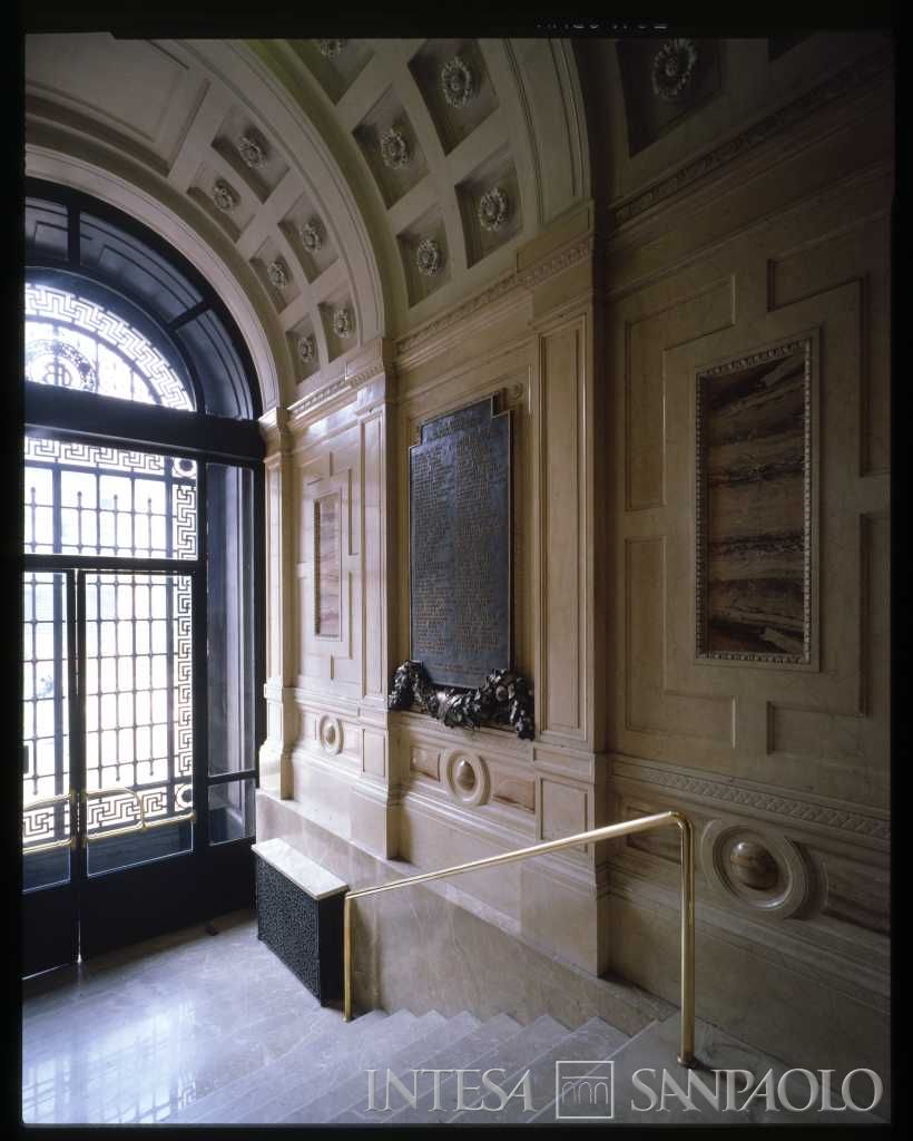 Lapide commemorativa dei dipendenti della Banca Commerciale Italiana caduti nella Grande Guerra nell'atrio della sede di piazza della Scala 6 a Milano, marzo 1990. Fotografo Gabriele Basilico