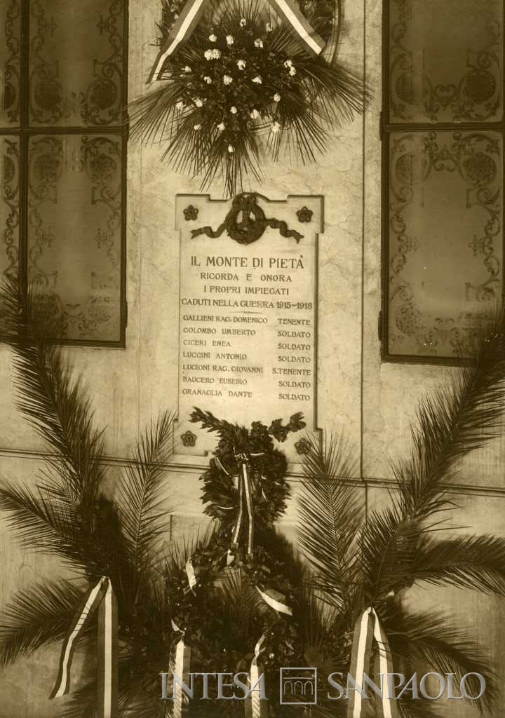 Lapide posta dal Monte di Pietà di Milano in onore dei propri dipendenti caduti in guerra, anni Venti