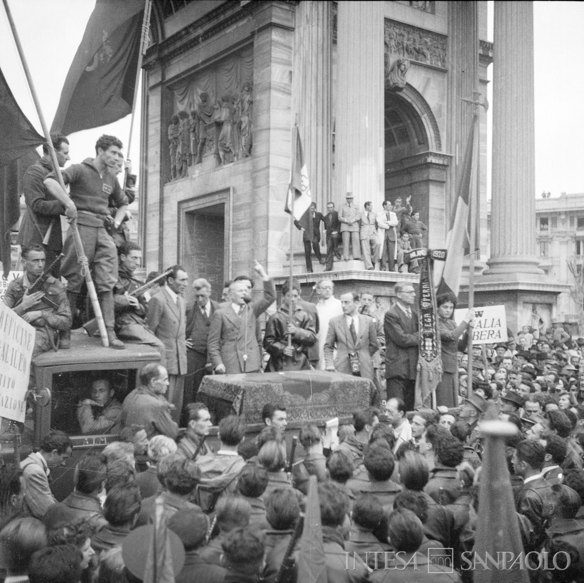 Comizio del socialista Sandro Pertini all'Arco della Pace, nella Milano appena liberata, 1 maggio 1945. Fotografia di Publifoto