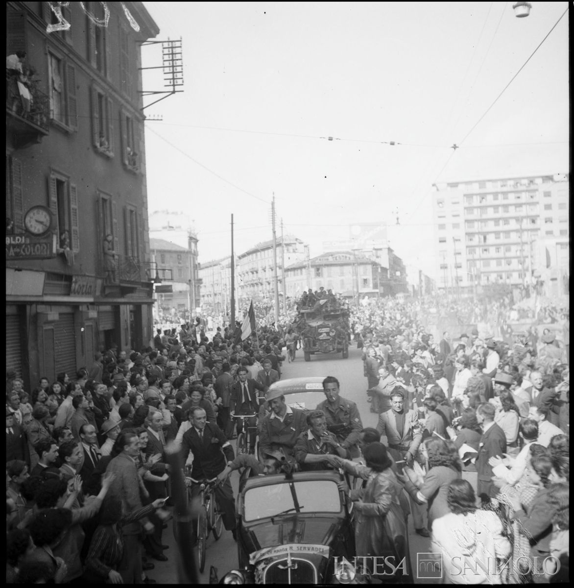Ingresso a Milano delle colonne partigiane, 29 aprile 1945. Fotografia di Publifoto
