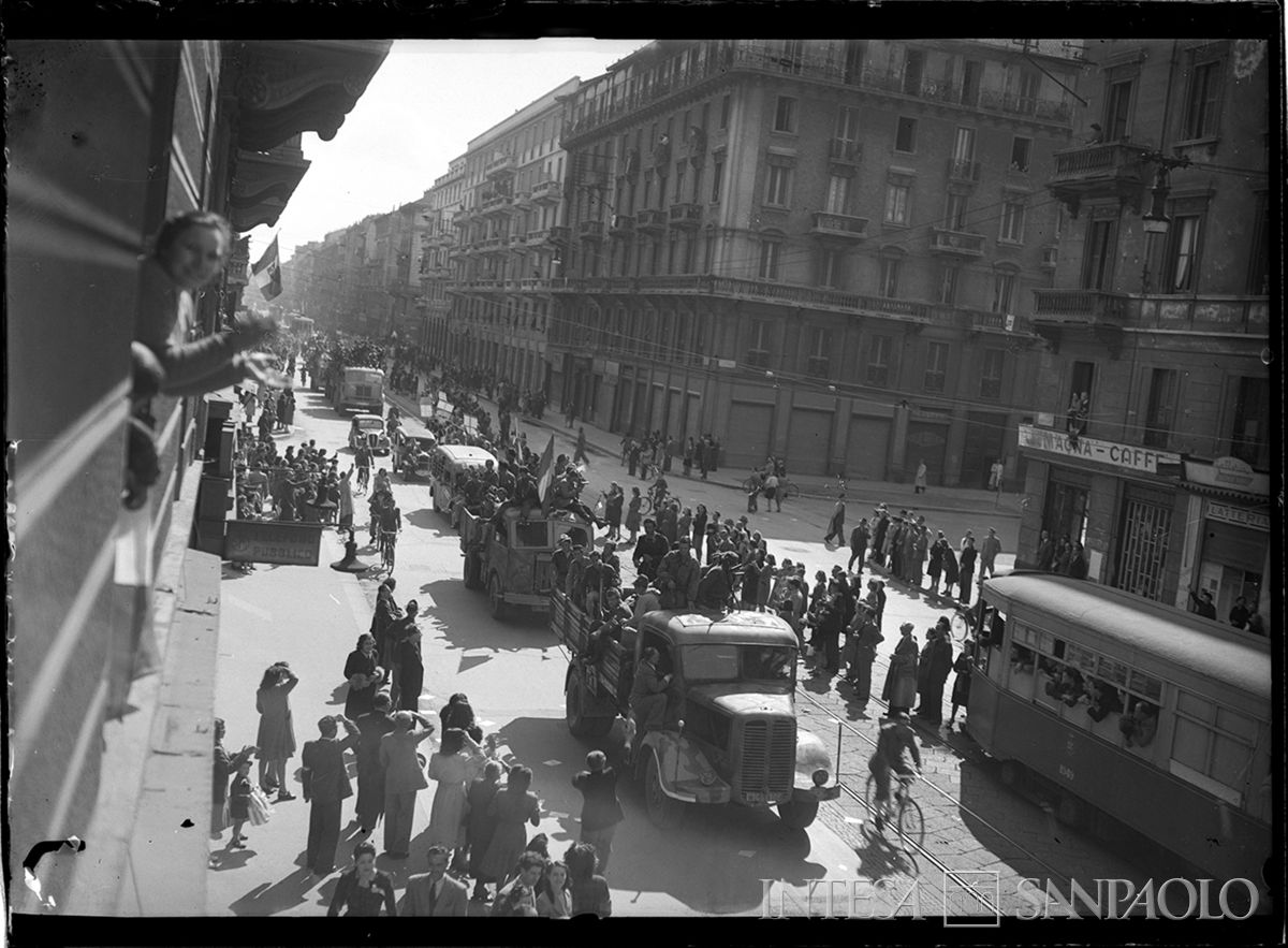 Ingresso a Milano delle colonne partigiane, 29 aprile 1945. Fotografia di Publifoto