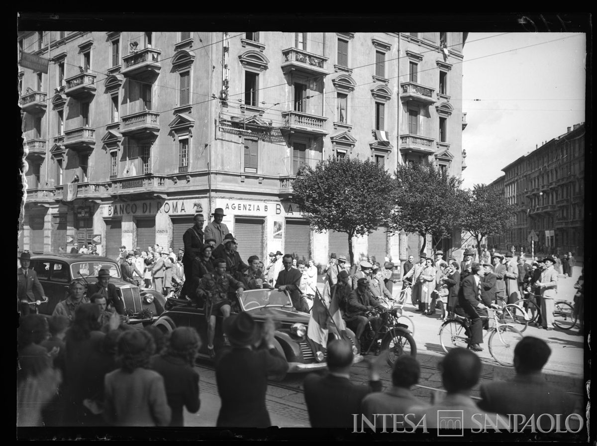 Ingresso a Milano delle colonne partigiane, 29 aprile 1945. Fotografia di Publifoto