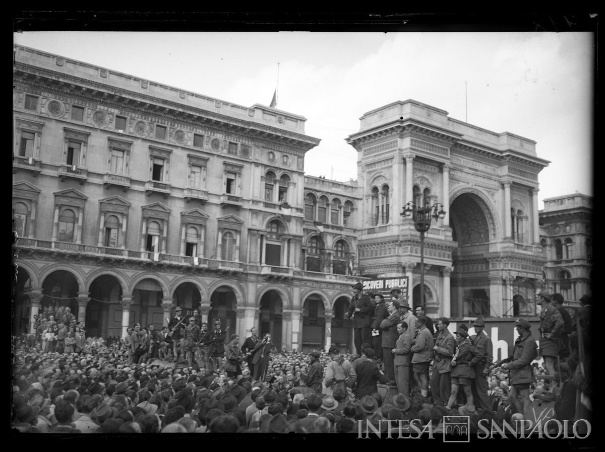 Vincenzo Moscatelli parla alla folla convenuta in piazza Duomo a Milano, 29 aprile 1945. Fotografia di Publifoto