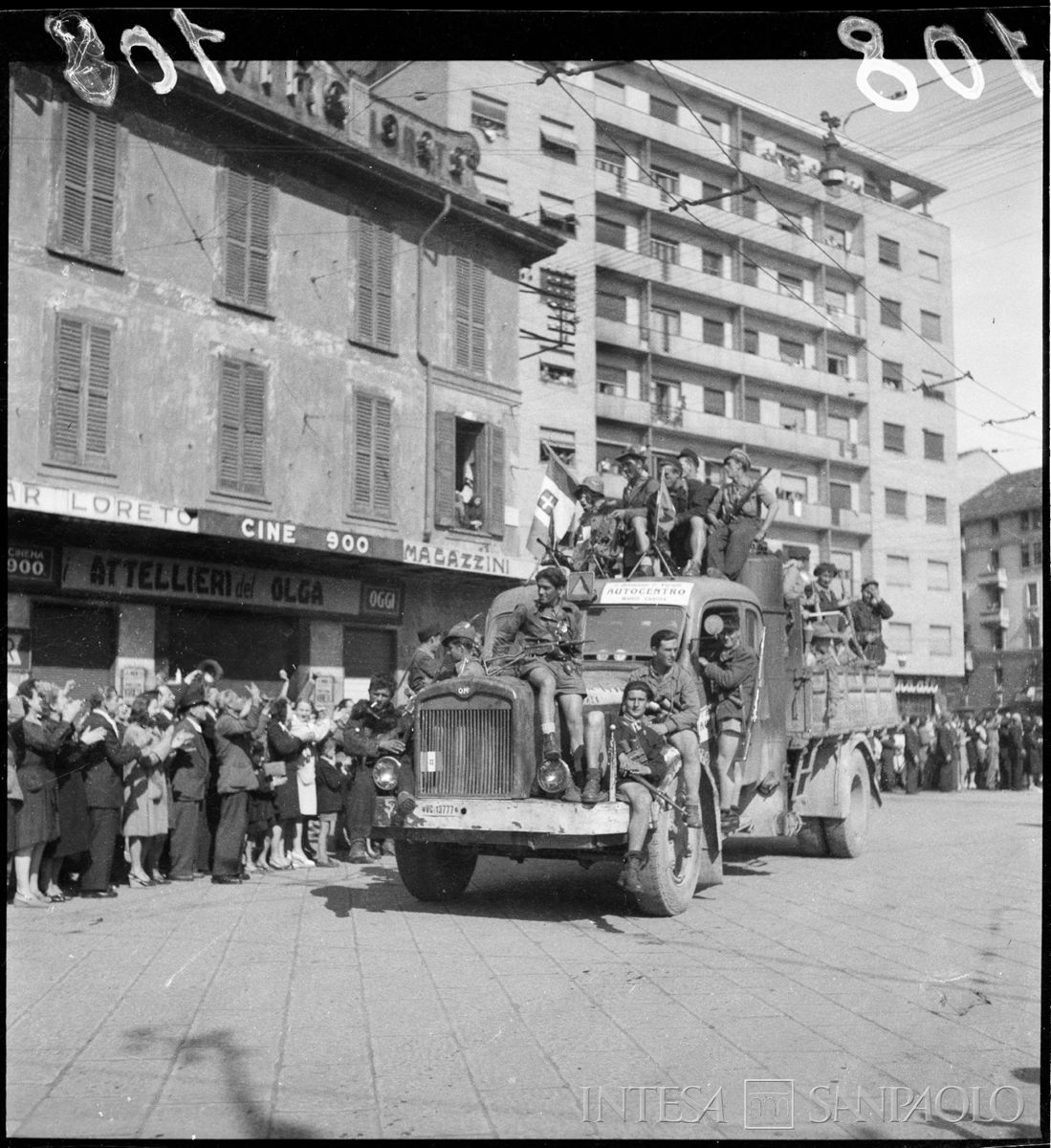 Ingresso a Milano delle colonne partigiane, 29 aprile 1945. Fotografia di Publifoto