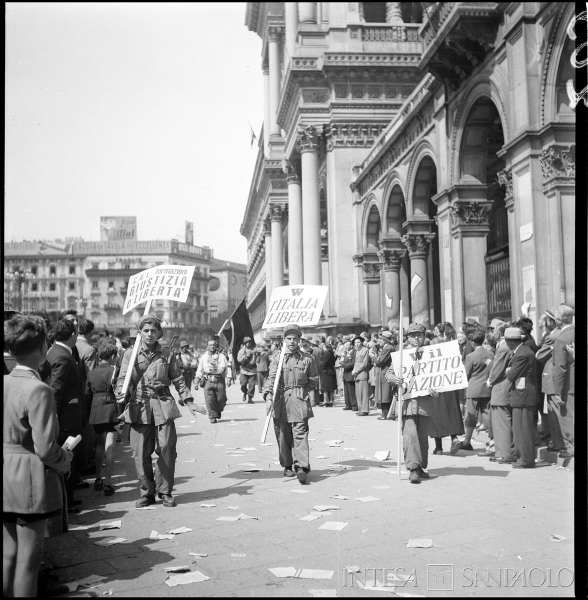 Sfilata in piazza del Duomo a Milano delle formazioni del C.V.L. (Corpo volontari della libertà), 6 maggio 1945. Fotografia di Publifoto