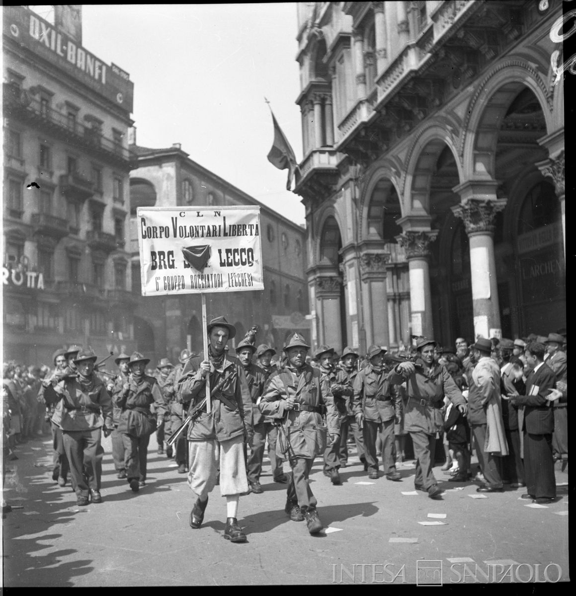 Sfilata in piazza del Duomo a Milano delle formazioni del C.V.L. (Corpo volontari della libertà), 6 maggio 1945. Fotografia di Publifoto