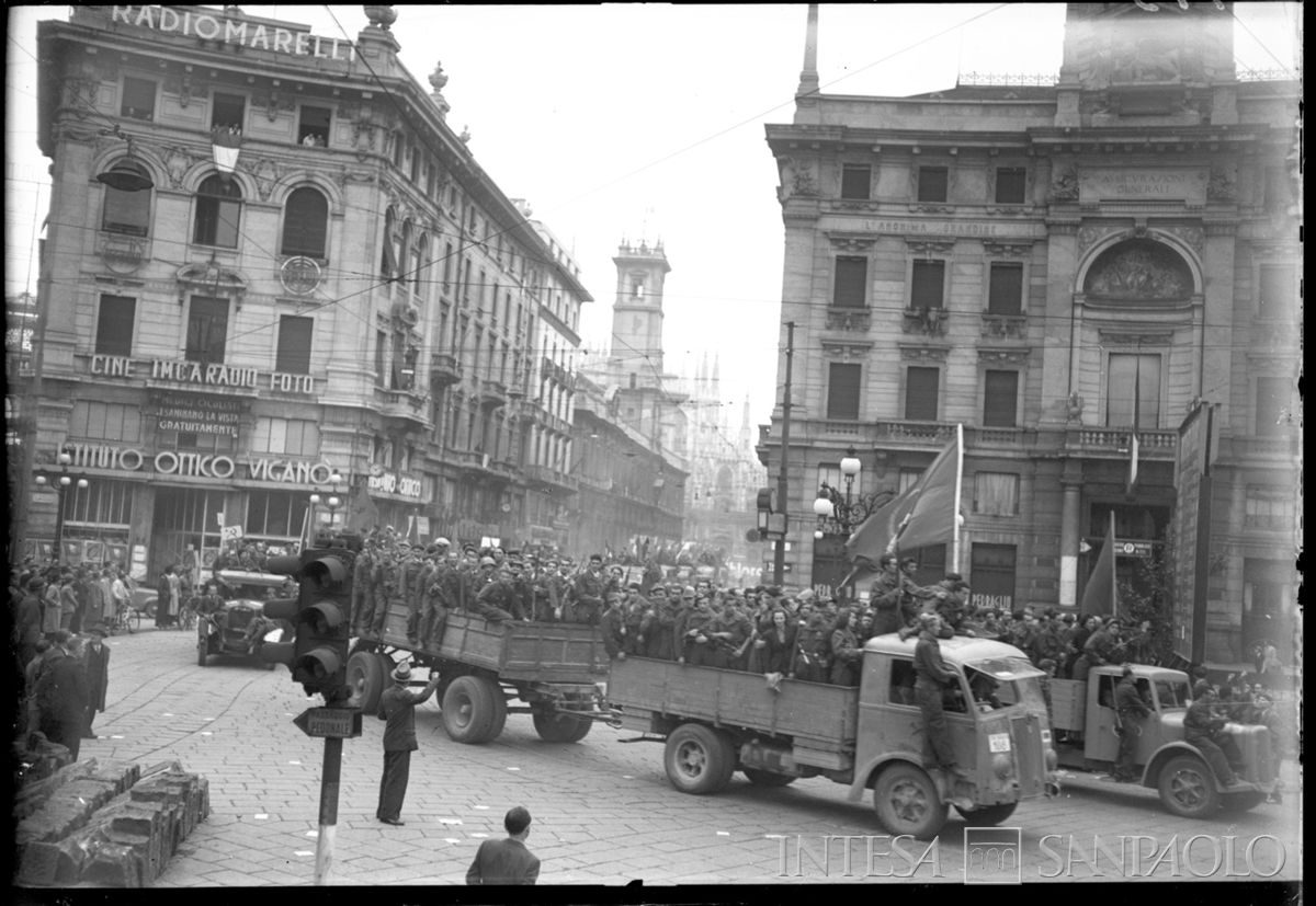 Arrivo in centro a Milano della colonna Moscatelli, 29 aprile 1945. Fotografia di Publifoto