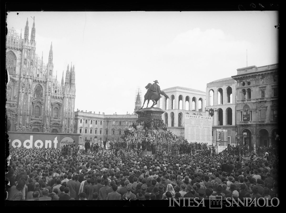 Vincenzo Moscatelli parla alla folla convenuta in piazza Duomo a Milano, 29 aprile 1945. Fotografia di Publifoto