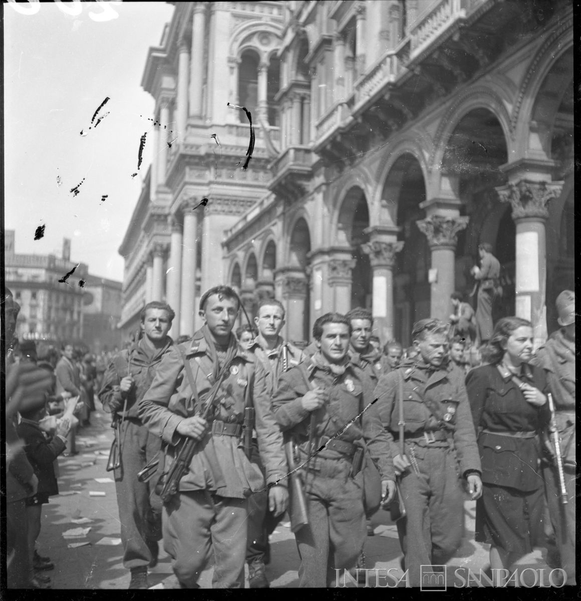 Sfilata in piazza del Duomo a Milano delle formazioni del C.V.L. (Corpo volontari della libertà), 6 maggio 1945. Fotografia di Publifoto