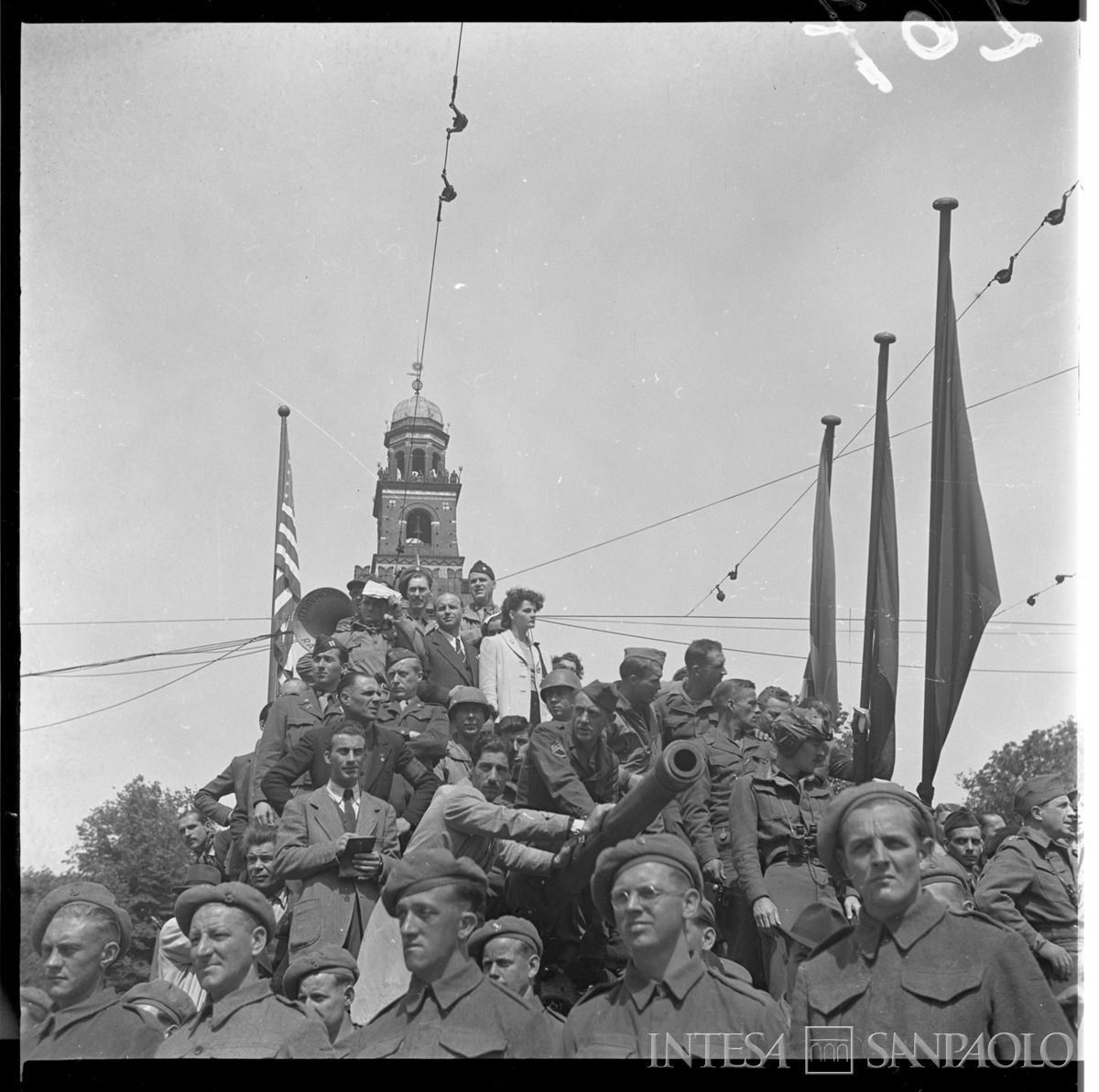 Manifestazione in piazza Castello in onore delle formazioni partigiane, 6 maggio 1945. Fotografia di Publifoto