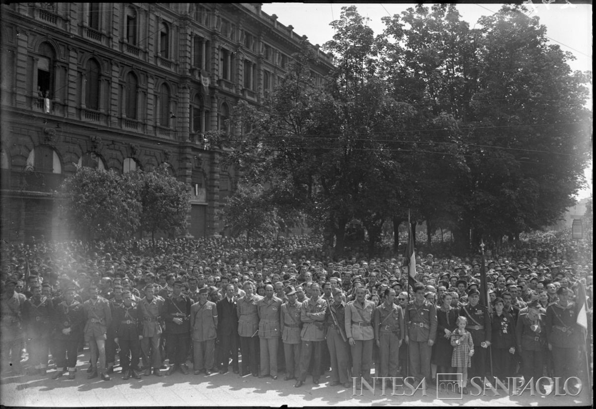 Manifestazione in piazza Castello in onore delle formazioni partigiane, 6 maggio 1945 In prima fila, a destra, Giuliana Gadola con davanti la figlia Giovanna. Fotografia di Publifoto