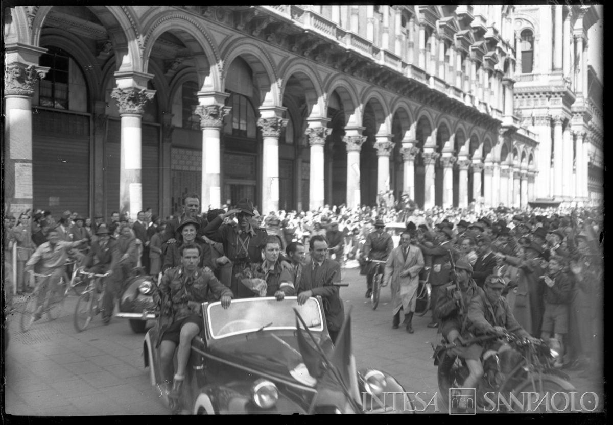 Ingresso della colonna partigiana Moscatelli e sfilata per le vie della città, IV giornata di insurrezione armata, 29 aprile 1945. Fotografia di Publifoto