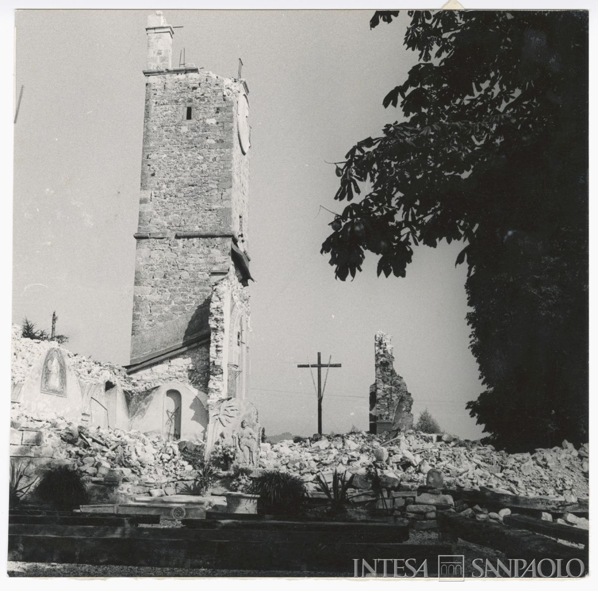 La chiesa della Madonna del Giglio ad Aprato, frazione di Tarcento, ridotta in macerie dal terremoto del 6 maggio 1976. Archivio Storico Intesa Sanpaolo, sezione fotografica BCV