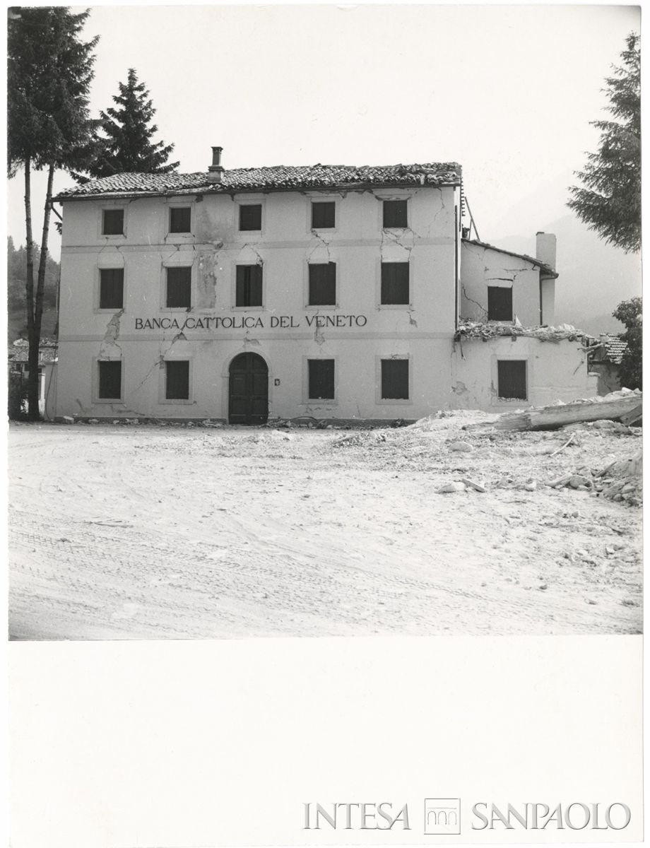 Stato della filiale di Moggio della Banca dopo il terremoto del 6 maggio 1976. Archivio Storico Intesa Sanpaolo, sezione fotografica BCV