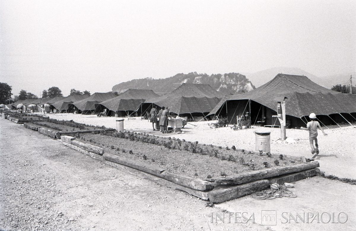 Tende da campo per ospitare la popolazione colpita dal terremoto, maggio - settembre 1976 Fotografia di Lucio Berzioli - Publifoto