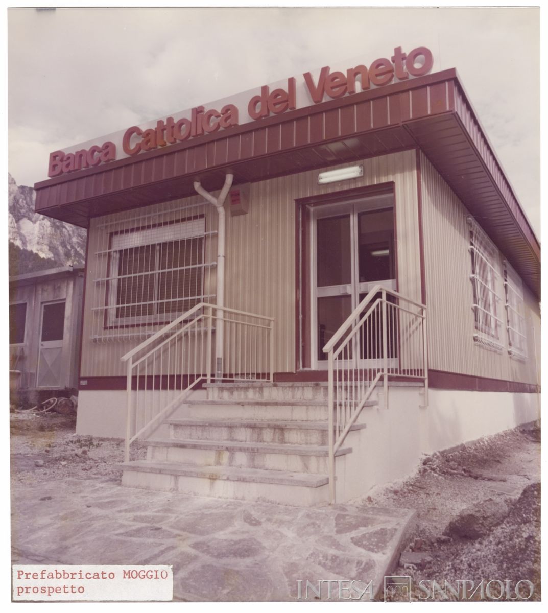 Prefabbricato adibito a filiale della Banca a Moggio, 1977. Archivio Storico Intesa Sanpaolo, sezione fotografica BCV
